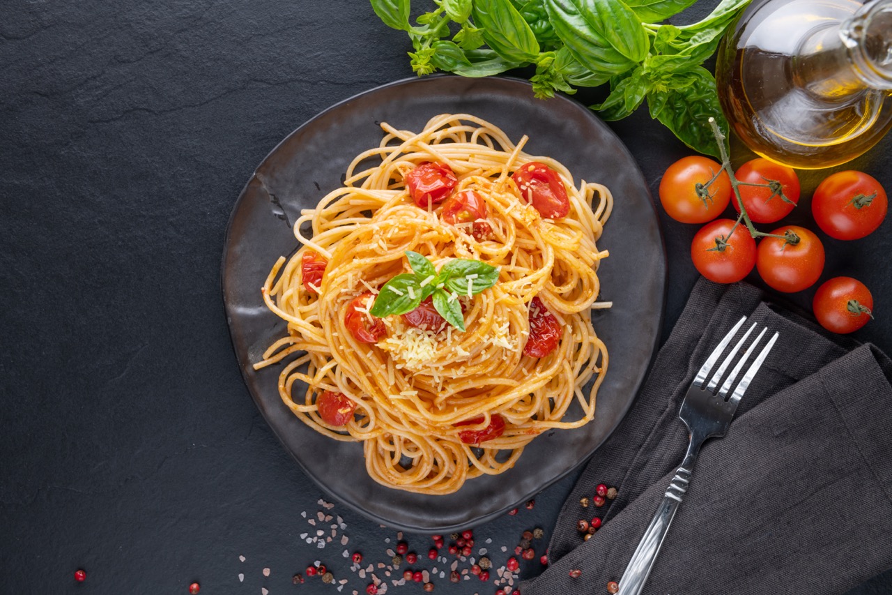 Pasta u sosu od paradajza sa belim lukom